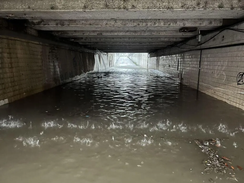 新竹縣政府26日表示,受雨勢影響,湖口鄉山葉路地下道、三元路及達生路地下道、新豐鄉大同地下道等路段,因嚴重積水,已拉封鎖線實施交通管制。(圖/新竹縣政府提供)