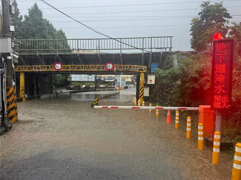 新竹市太原地下道抽水機故障致使大淹水,台電澄清是市府自有設備的線路故障,台電送電正常無問題。(圖/翻攝自Facebook@曾翰揚(最好的人))