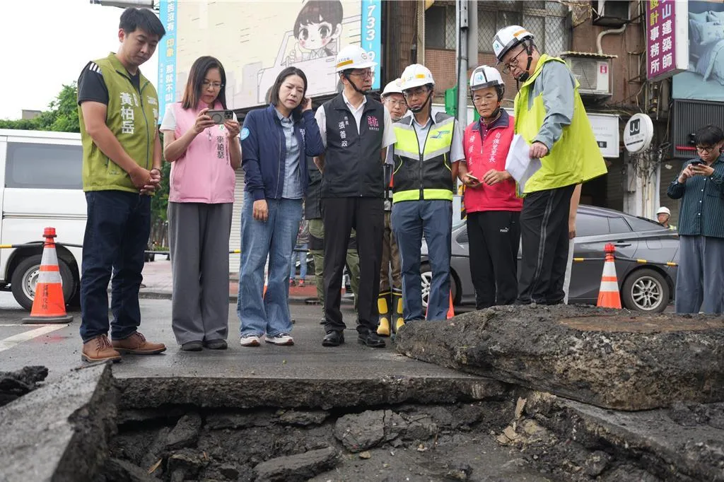 張善政視察經國路、莊敬路口災損現場。(圖/桃園市府提供)