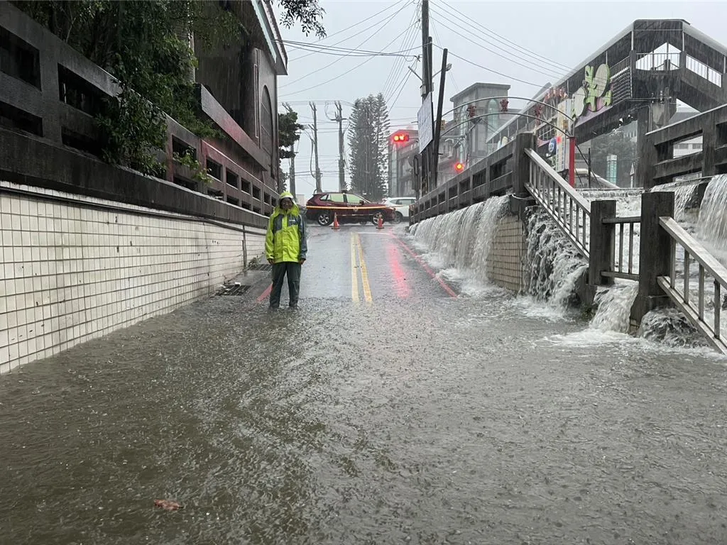 通往湖口工業區的大同地下道，因連夜大雨而積水。（圖／新豐鄉公所提供）