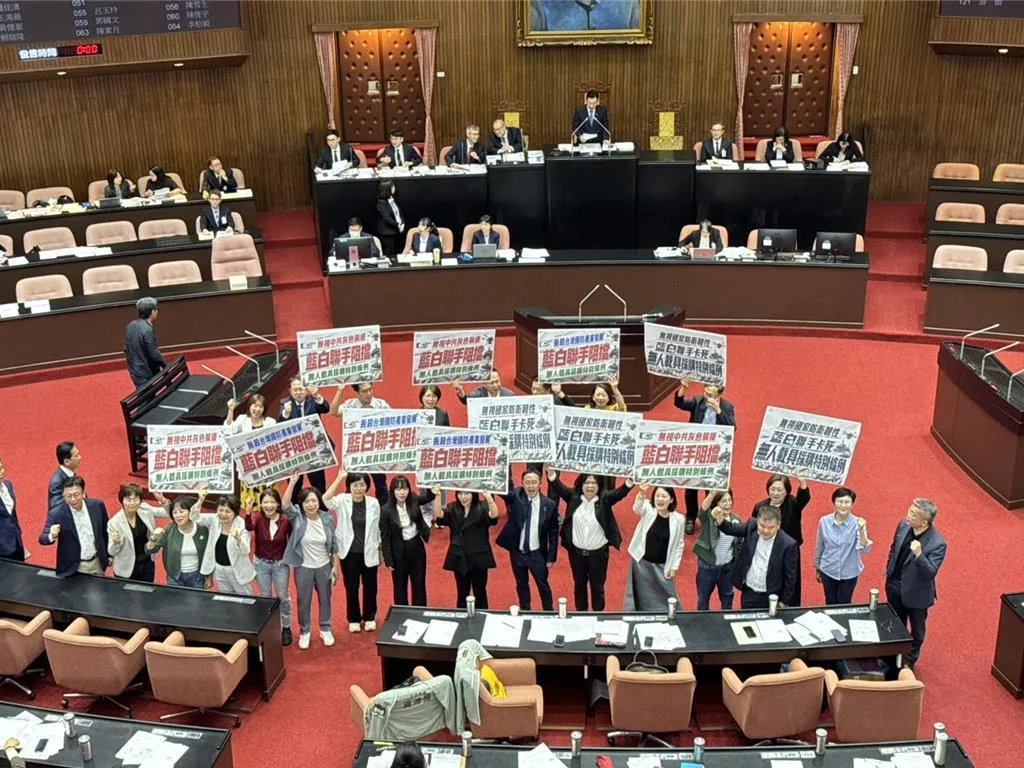 立法院會26日處理《國防自主無人載具採購特別條例》草案，民進黨立委聚集在議場中央手持標語齊呼「顧國防、顧產業，不要再擋無人機」。（報系資料照）