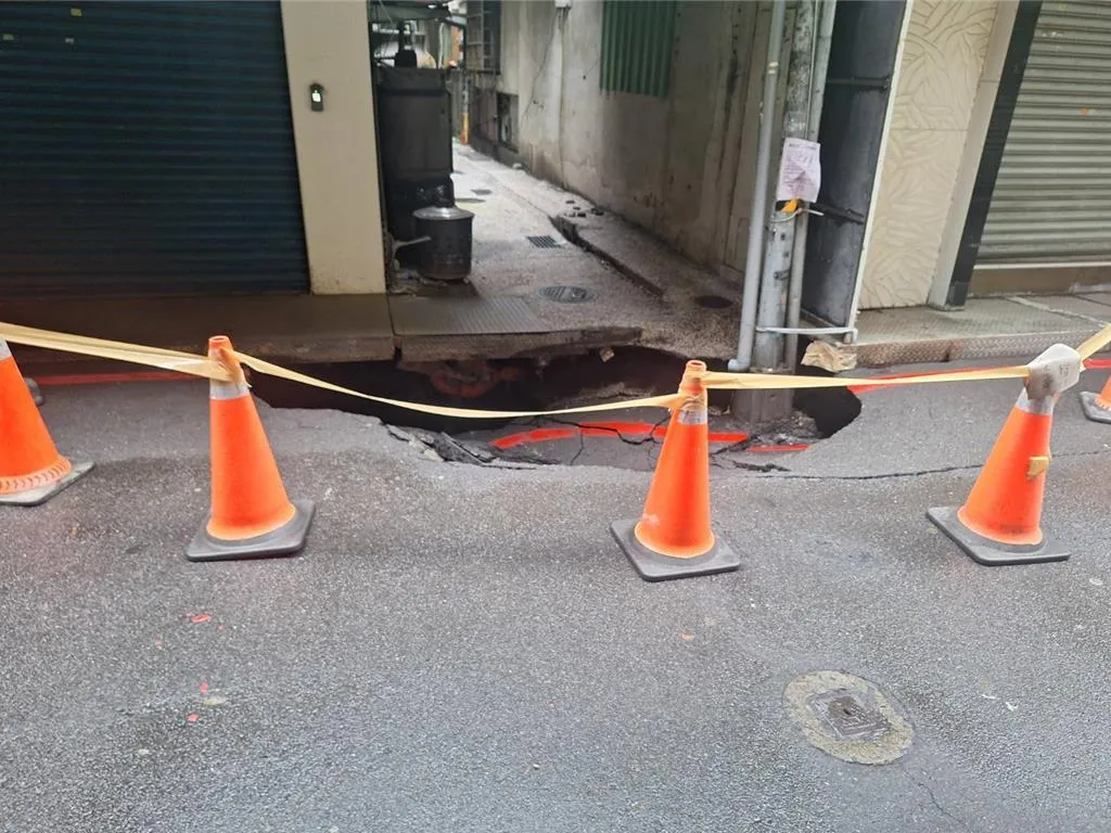 台北市信義區松山路近五分埔商圈27日早午驚傳道路塌陷，長寬各6公尺、深2公尺。（圖／翻攝畫面）