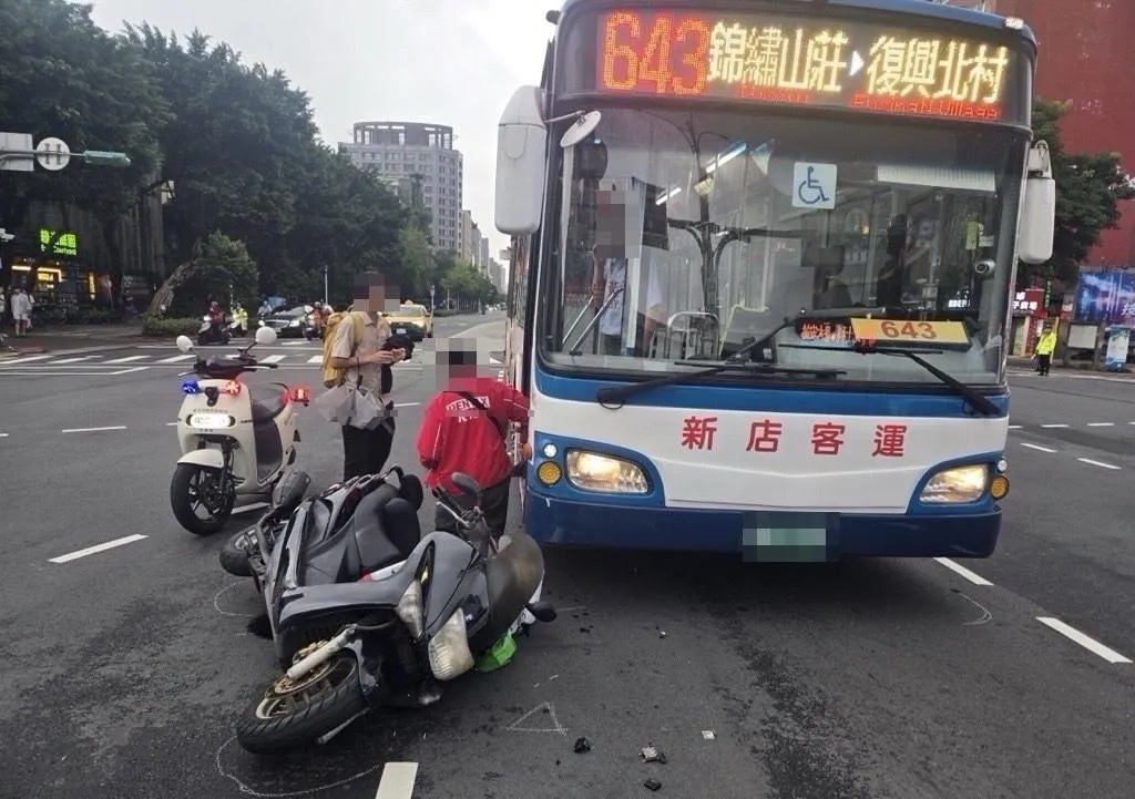 台北市大安區昨日發生一起公車撞機車車禍。（圖／翻攝畫面）