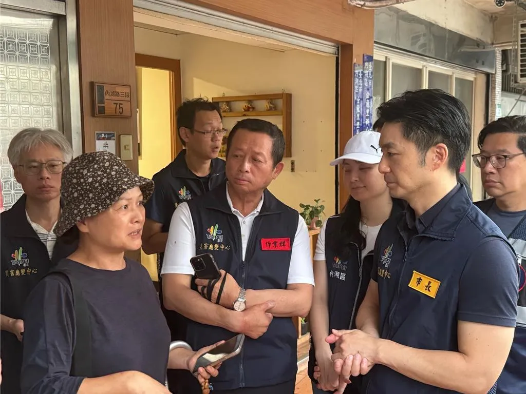 中央氣象署28日下午發布台北市豪雨特報,蔣萬安赴內湖區金龍里視察。(圖/台北市府提供)