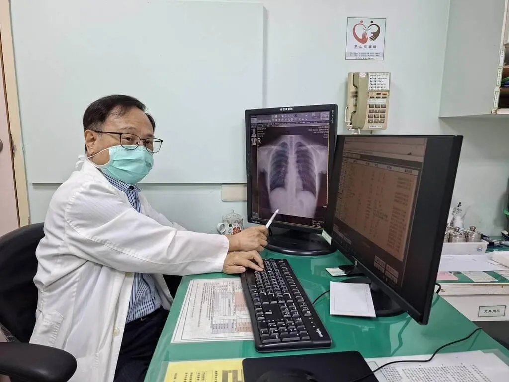 澄清醫院平等院區胃腸肝膽科醫師黃俊彥說明，患者確診急性A型肝炎，呼籲接種疫苗預防。（圖／澄清醫院提供）