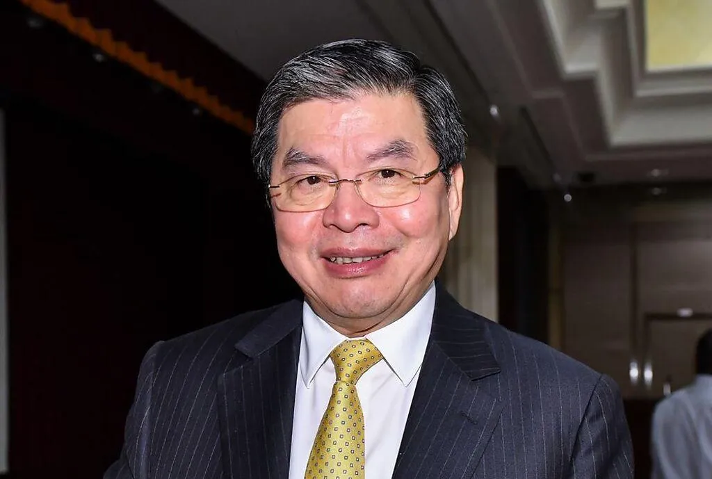 國泰金總座李長庚因前國泰世華董事長郭明鑑不當兼職事件率高層鞠躬道歉(報系資料照)