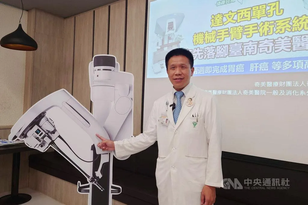 奇美醫院一般及消化系外科主治醫師王家豪(圖)指出一名85歲婦人因食慾不佳伴隨飢餓性疼痛持續多月,就醫後確診胃癌。(圖/中央社)