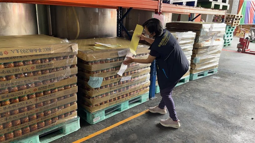 南投衛生局稽查華南食品進貨福懋油脂的大豆沙拉油原料共9000公斤、泰山大豆沙拉油原料共2萬5050公斤，均已全數製成相關產品，無庫存原料。(圖/南投衛生局)