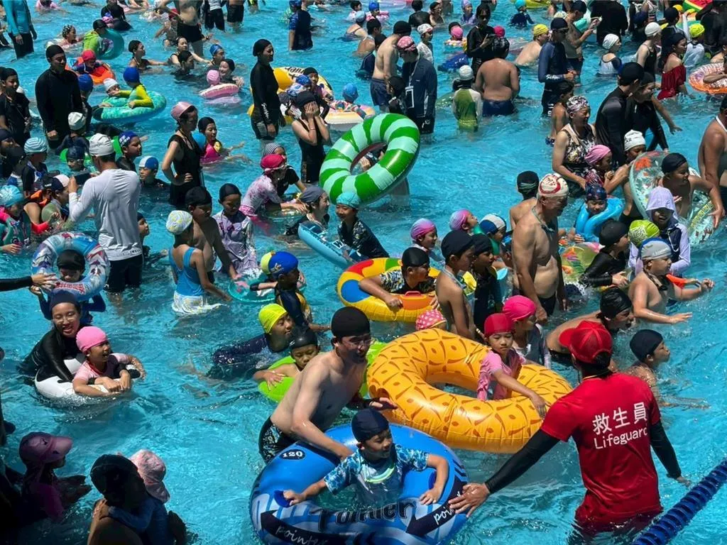 花蓮知卡宣親水公園暑假檔期4日開園，吸引許多家長帶領孩子前往戲水。（圖／花蓮縣政府提供）