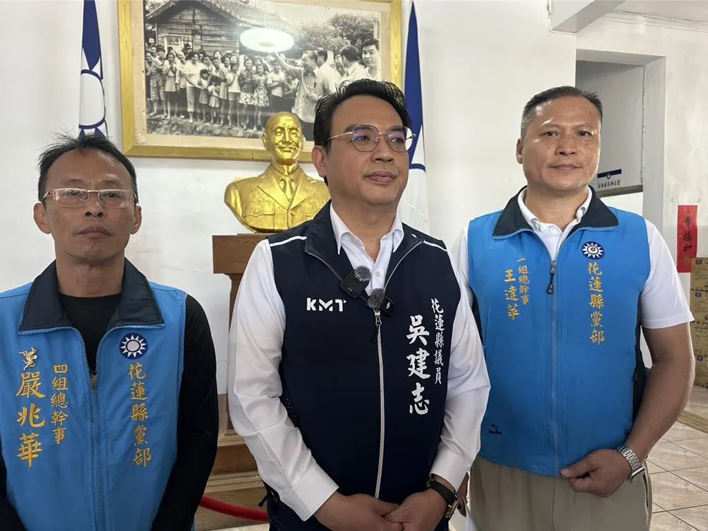 國民黨花蓮縣黨部發言人、縣議員吳建志（中）7日出面說明花蓮市長提名事宜。（圖／中國時報，羅亦晽攝）