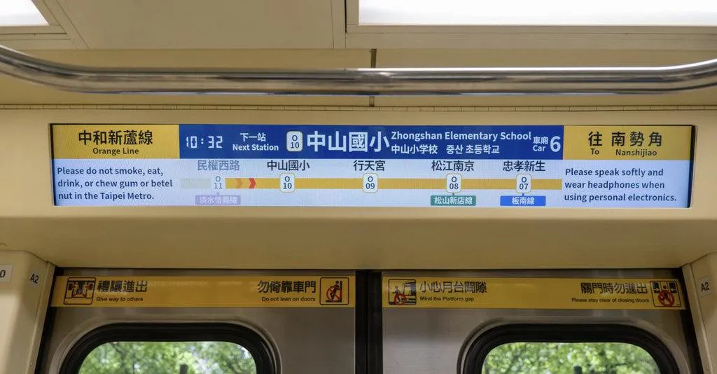 台北捷運指出，中和新蘆線列車到站顯示器預計在民國118年全面完成升級，目前先有2部列車更新，以大尺寸全彩液晶螢幕（LCD）取代LED，完整呈現列車即時位置及行經車站等資訊。（圖／台北捷運公司提供）
