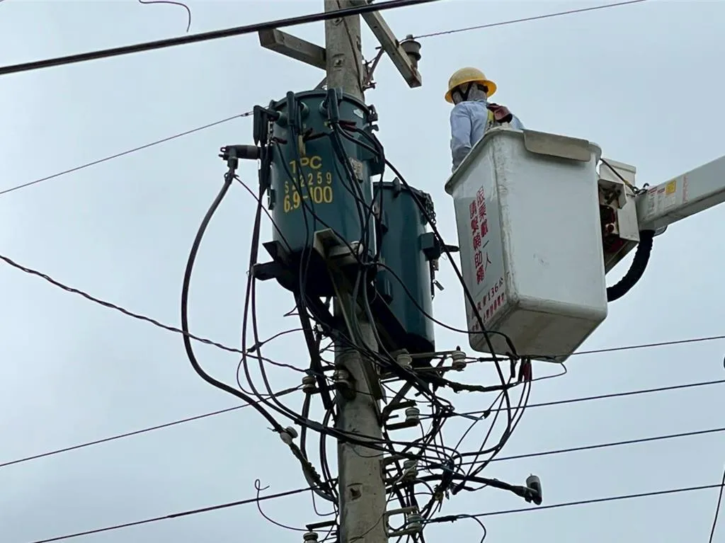 圖為台電人員搶修彰化停電。(圖/台電提供)