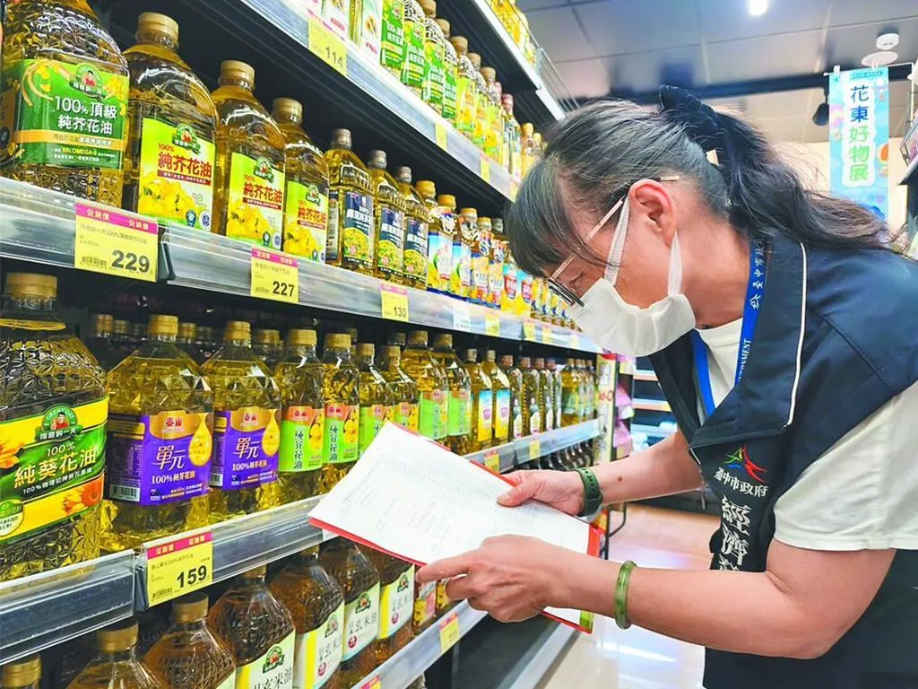 中聯致癌油連環爆，圖為台中市府在賣場稽核。（圖/台中市政府提供）