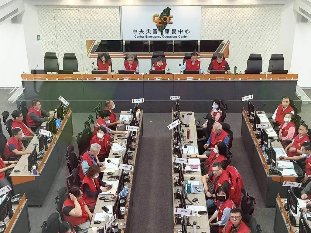 中央災害應變中心12日表示，颱風巴威海上颱風警報已解除，同步調降為二級開設，統計此次全國災情共3004件、134人受傷。（圖／中央災害應變中心提供）