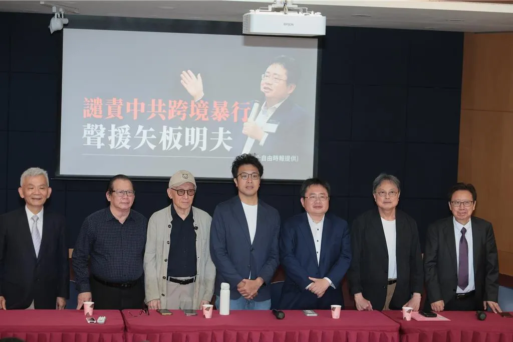 圖為大罷免完敗後久未露面的曹興誠在9日跟沈伯洋合體，聲援親綠名嘴矢板明夫。（圖/資料照）