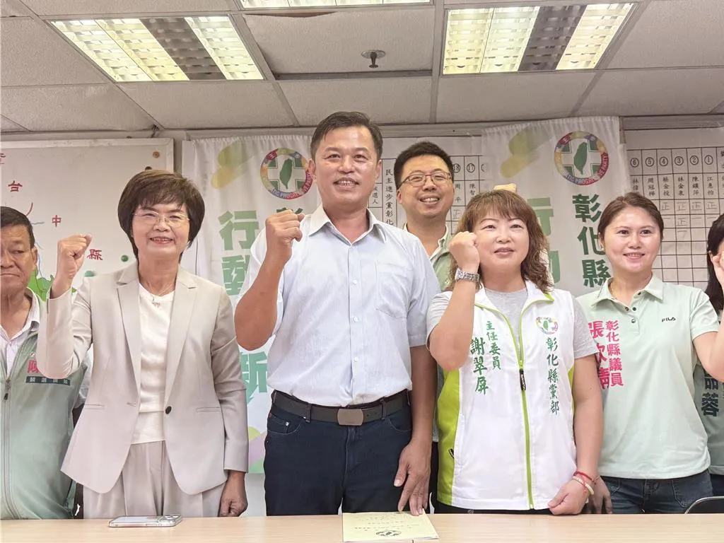 民進黨彰化縣黨部13日宣布徵召員林市大明里長張政岳（中）參選員林市長。（報系資料照）