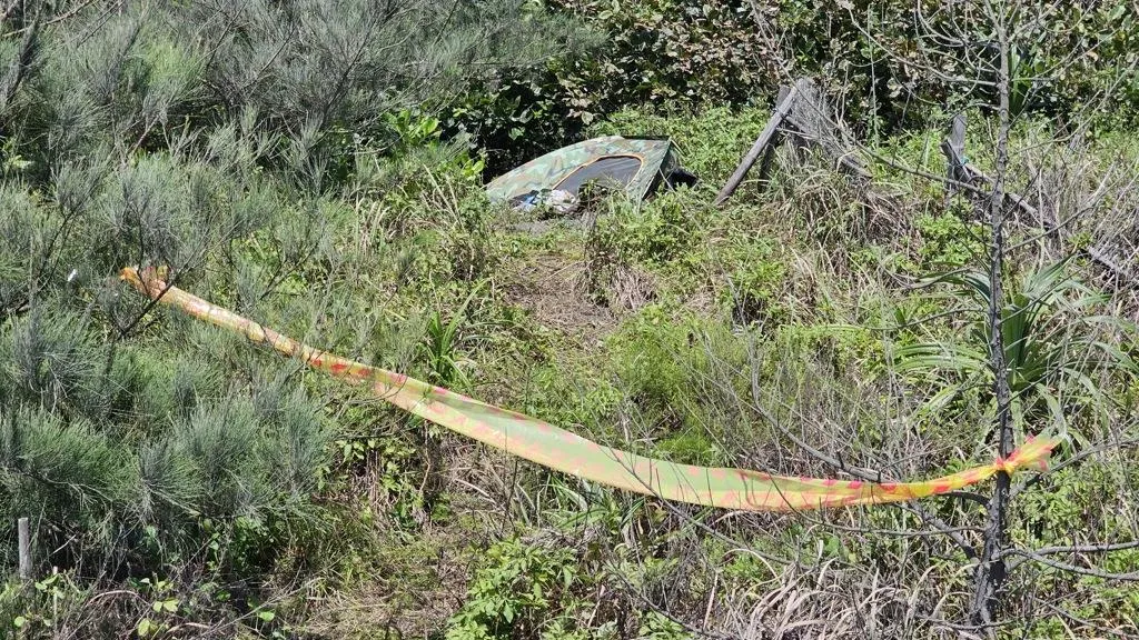 警方獲報後立即趕抵宜蘭壯圍案發現場,拉起封鎖線並會同鑑識人員進行詳細勘驗。(圖/翻攝畫面)