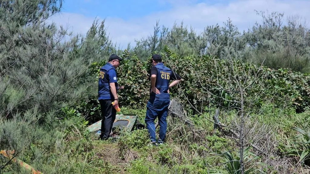 警方初步排除他殺,推測死者可能是附近捕撈鰻魚苗的漁民,確切死因仍待相驗釐清。(圖/翻攝畫面)