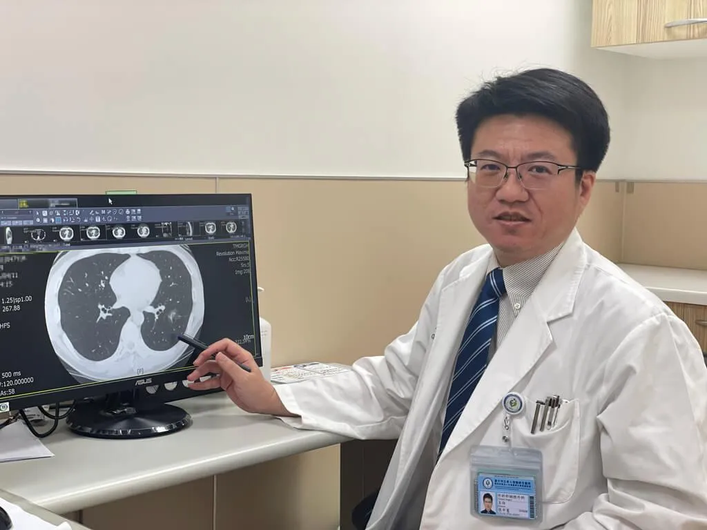 胸腔外科主任張平憲（圖）14日表示，1名47歲男子已戒菸4年，健檢發現左下肺有約2.4公分肺結節，病理檢查證實為第1期肺腺癌。（圖／台中市立老人復健綜合醫院提供）