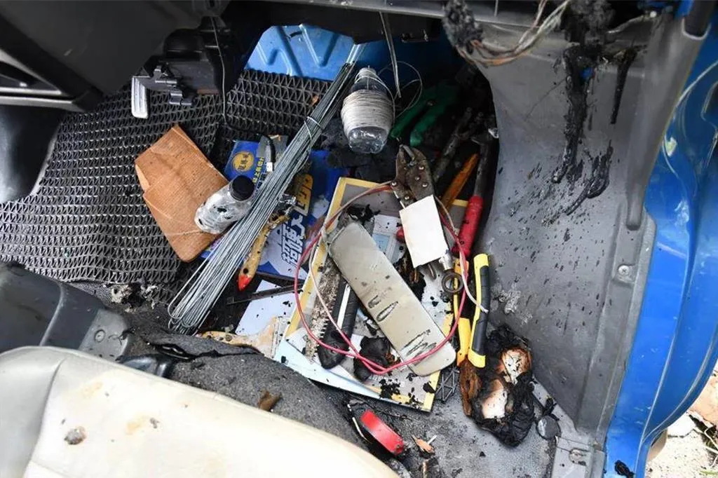 彰化花壇鄉宏宅街自小客車起火,地上雜物都有被燒灼過的痕跡。(圖/彰化縣消防局提供)