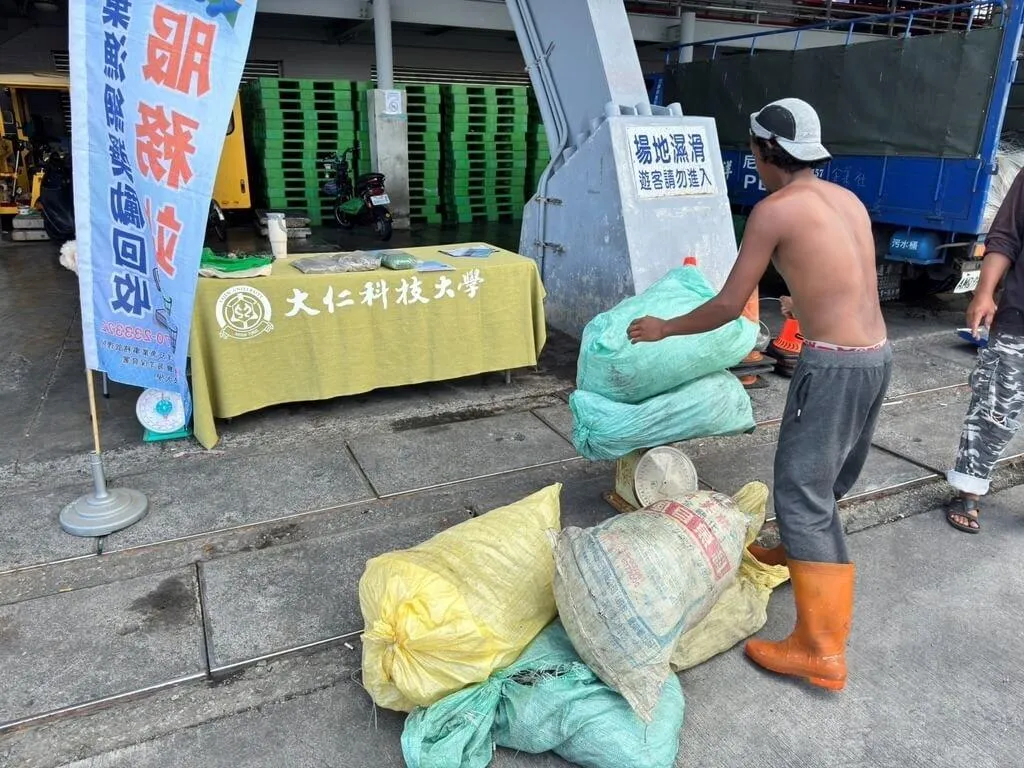 屏東縣政府2026年持續推動廢棄漁網回收再利用計畫,提供回收獎勵每公斤新台幣15元,並強化漁網前處理、分類回收及再利用機制,盼將廢棄漁網轉化為循環資源,只要設籍屏東縣的漁民均可申請獎勵。(圖/屏東縣政府提供)