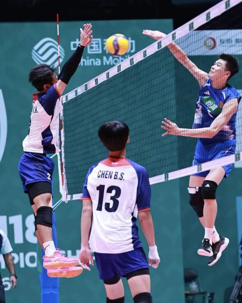 中華男排（白衣）18日在亞洲U18男子排球錦標賽逆轉地主大陸隊，順利拿到季軍。（圖取自facebook.com/CTVBA888）