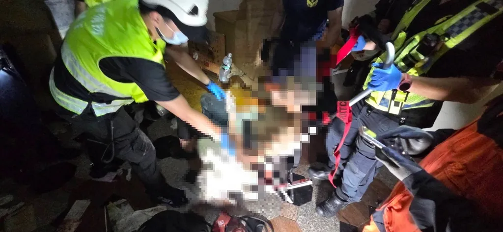 三重驚見「半空吊人」！50歲男卡防火巷2樓高狂喊救命，腿疑骨折送醫。（圖／翻攝畫面）