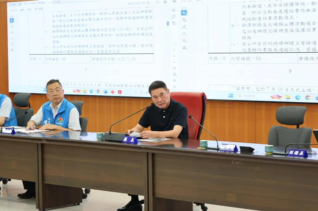 巴威颱風襲台帶來豪雨，造成苗栗多處道路坍方中斷及農作損失，苗栗縣長鍾東錦21日主持縣務會議，各局處提出災損報告。（中時謝明俊攝）