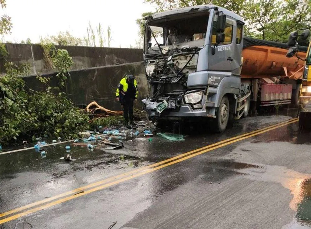 南投縣竹山鎮砂石車專用道發生一起死亡車禍。（圖／翻攝爆料公社）