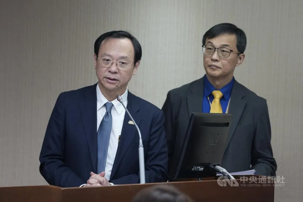 衛福部長石崇良（左）22日在立法院表示，初步檢驗顯示1至3月油品未發現異常，針對外界質疑黃豆品質與製程，本週完成調查報告。右為食藥署長姜至剛。(圖/中央社)