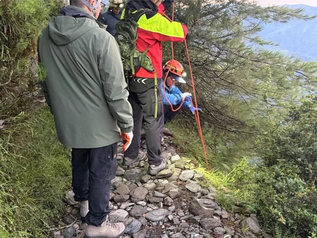 竹崎分局特別呼籲，山區夜間與清晨視線不良且地形陡峭，民眾登山前應有足夠休息。（圖／竹崎分局提供）