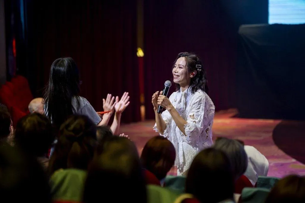 金曲歌后曾心梅(右)登上郵輪演唱,並走下台跟觀眾互動,氣氛歡樂。(圖/麗星郵輪提供)