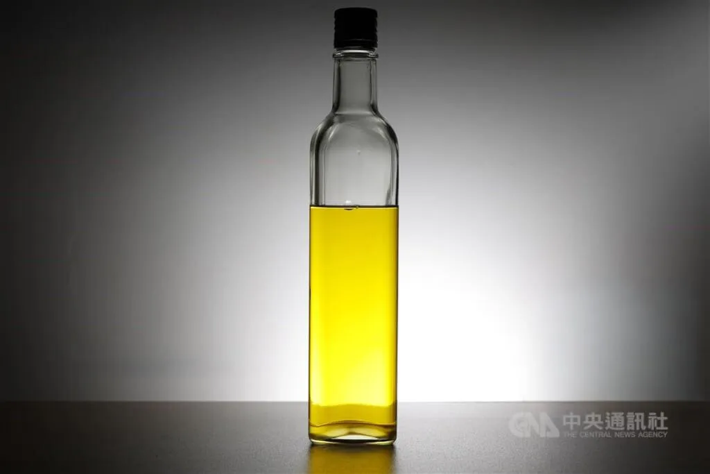 連淨公司生產的苦茶油檢出苯駢芘超標，毒物專家對此呼籲主管機關應深入調查業者完整製程，以免衍生更多問題。圖為油品示意圖。 （圖／中央社）