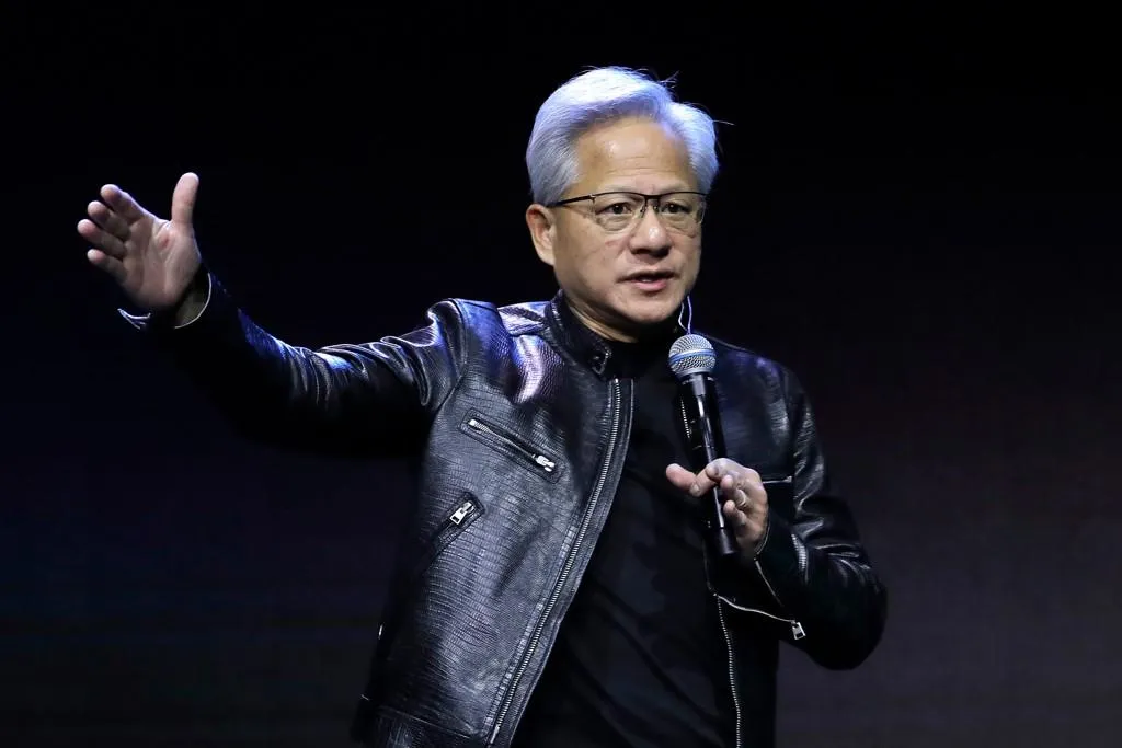 黃仁勳發布個人首條 X 貼文,呼籲開放權重AI模型,以鞏固美國在 AI 領域的技術與產業領導地位。(圖/美聯社)