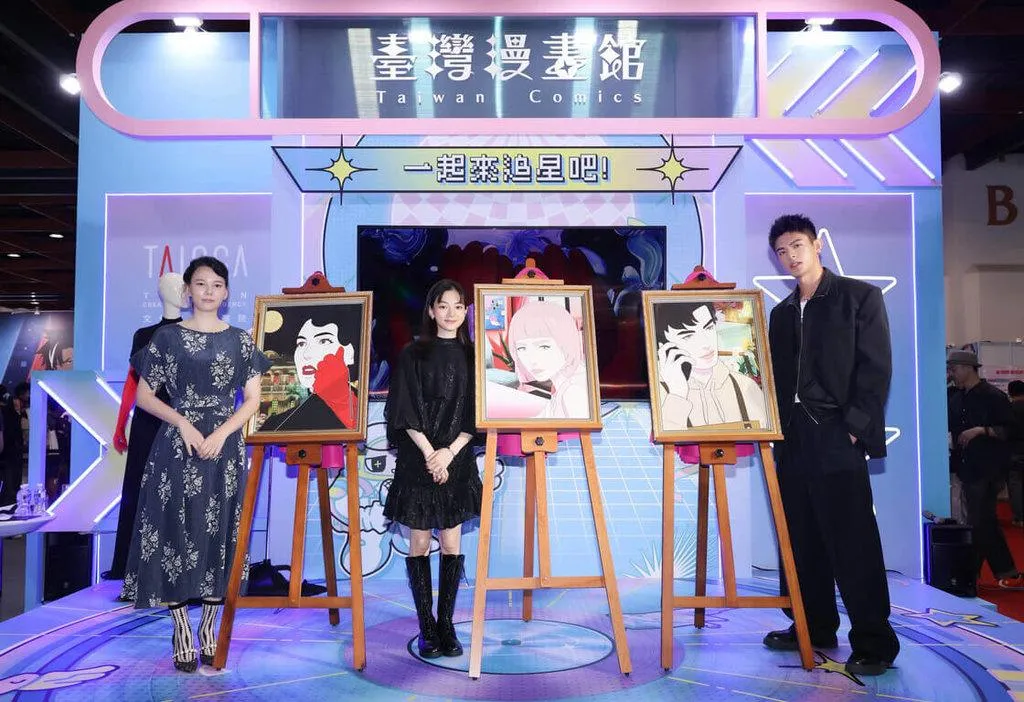 台灣動畫《歡迎來到朵莉之家》24日在漫畫博覽會舉辦記者會，演員紀培慧（左起）、姚愛寗、邱以太與片中角色形象合影。（圖／天水時代提供）