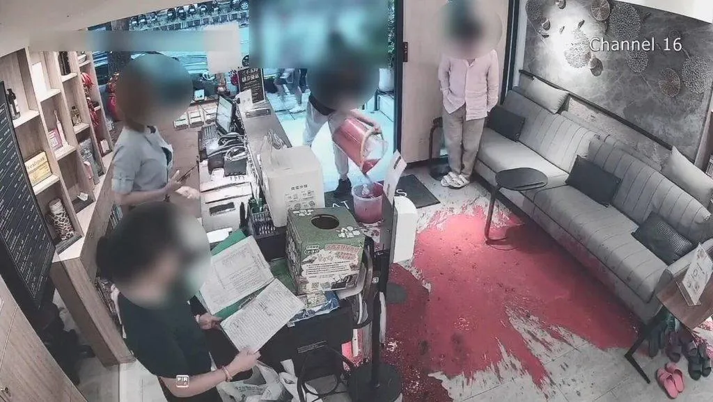 犯罪集團教唆青少年到天母連鎖按摩店潑漆或丟穢物。（圖／警方提供）