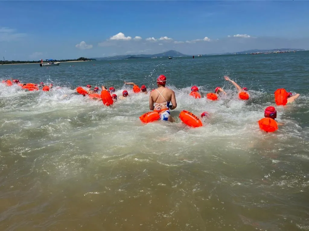 受「紅霞」颱風外圍環流影響，26日登場的「第13屆金廈泳渡」順延至27日舉行，以確保參賽選手及工作人員安全。（圖／金門縣政府提供）