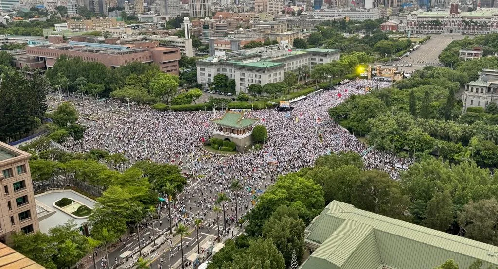 「我是人，我反毒台」集會遊行活動25日在凱道舉行，大批人潮湧入凱道，人群蔓延至景福門附近。（圖／中國時報）