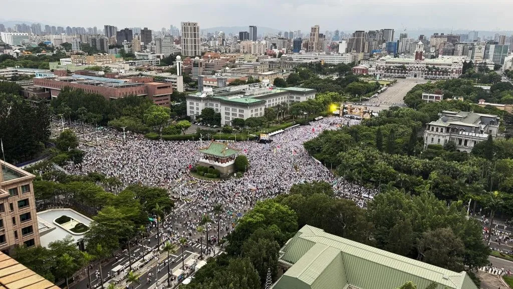 725凱道抗議活動，大批人潮一路延伸到景福門周邊。（圖／中時姚志平攝）