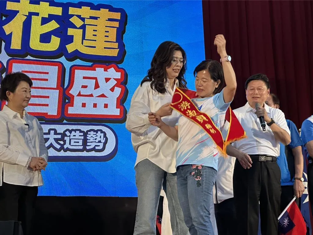 國民黨主席鄭麗文來到花蓮，親自為縣長參選人、吉安鄉長游淑貞披上彩帶。（中時羅亦晽攝）