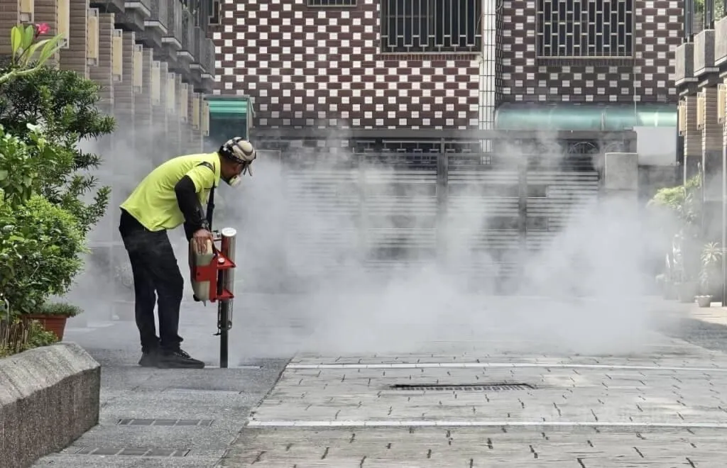 登革熱主要透過斑蚊叮咬傳播給人類,控制斑蚊族群可阻止斑蚊所帶出病毒傳播,降低登革熱發生率。(圖/中央社)