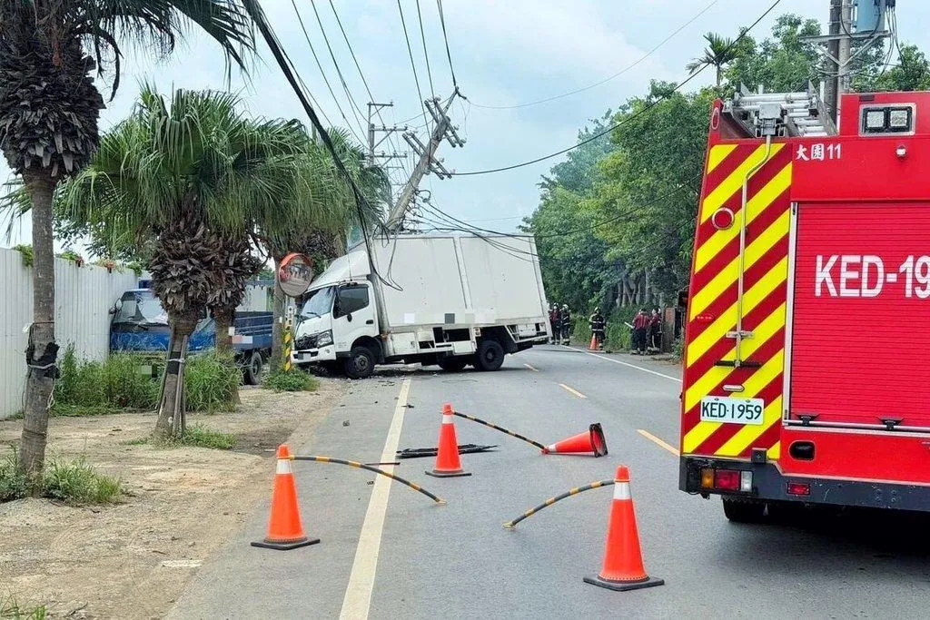 台電桃園區營業處說明，因車輛撞擊電桿，造成大園區及蘆竹區共2858戶停電，已派員搶修。（圖／桃園市警察局大園分局提供）