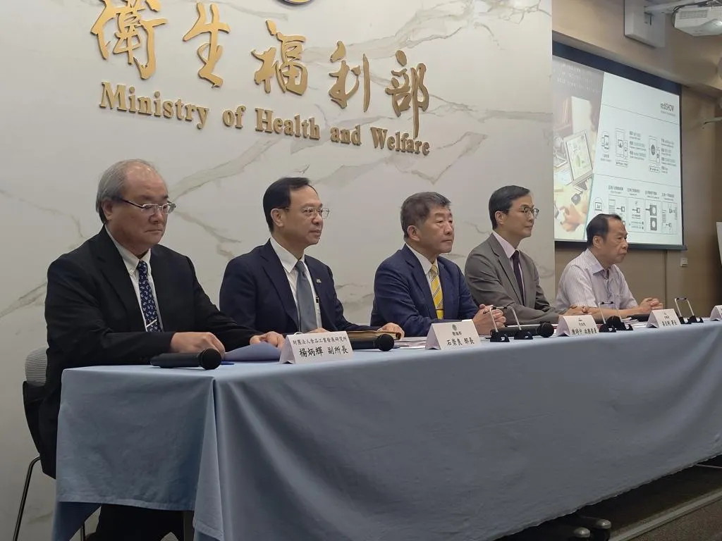 中聯致癌油風波延燒至今,衛福部食藥署27日召開記者會,由行政院政務委員陳時中(左三)、衛福部長石崇良(左二)、食藥署長姜至剛(左四)和專家學者,說明中聯油品事件調查結果。(圖/中時王家瑜攝)