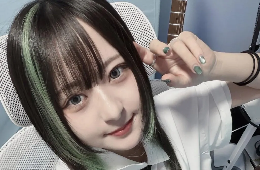 日本女子樂團「終末的鑽石」吉他手MEI離世。(圖/ 猫月めい X)