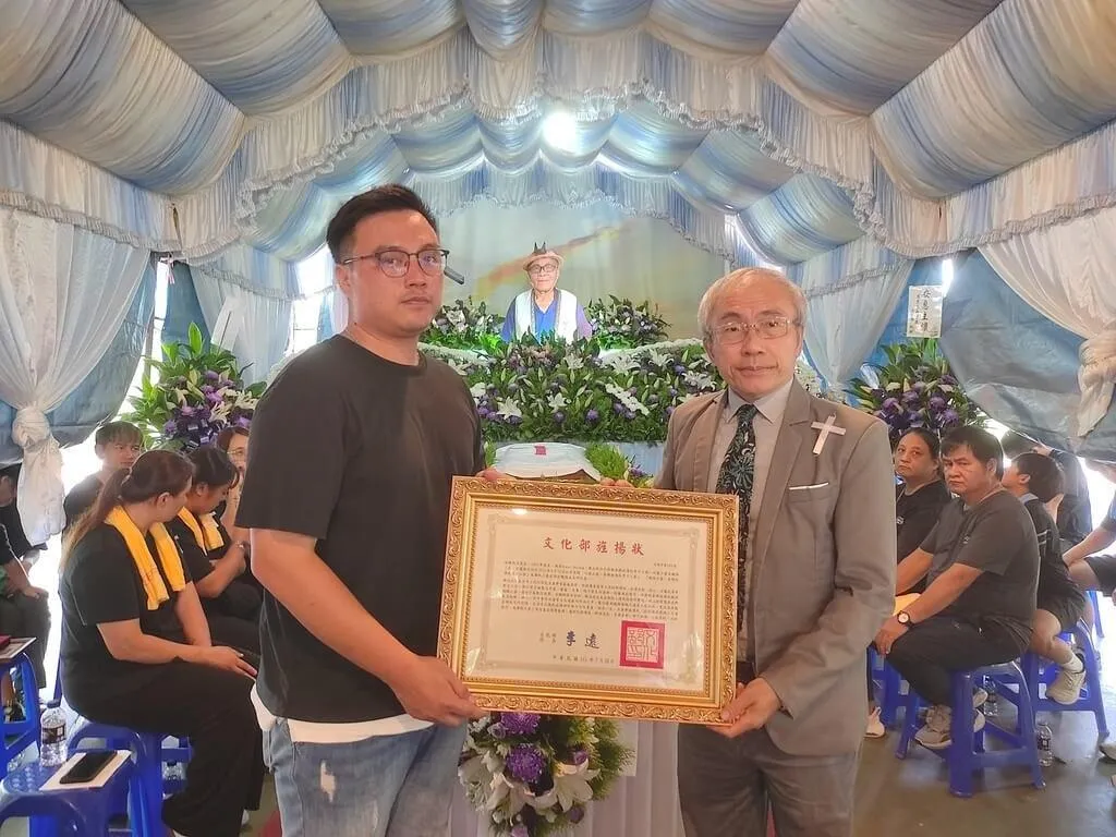 文化部文化資產局長陳濟民（右）28日代表頒贈文化部旌揚狀，由陳双成侄曾孫楊皓軒（左）代表受贈，表彰其終身奉獻於泰雅族傳統竹籐工藝與纖維工藝之貢獻。（圖／文化部提供）