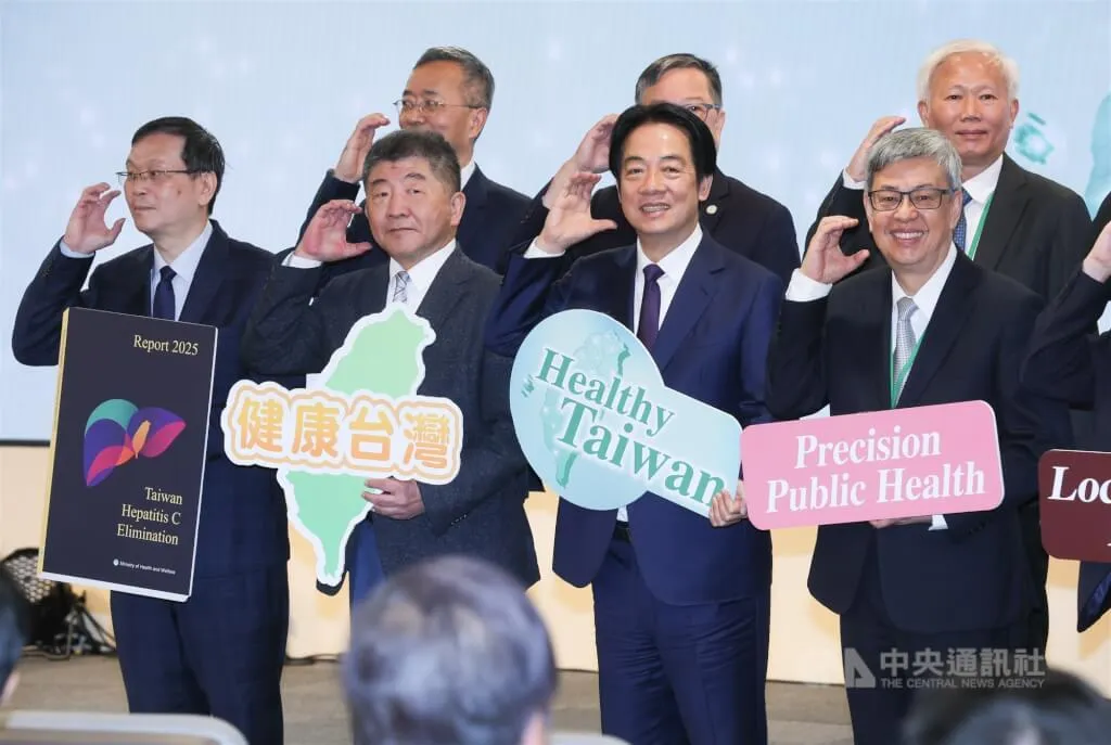 「台灣領航 消除C肝」國際記者會2025年12月舉行，總統賴清德（前右2）、前副總統陳建仁（前右）、行政院政委陳時中（前左2）、衛福部次長莊人祥（前左）等人出席。（圖／中央社）