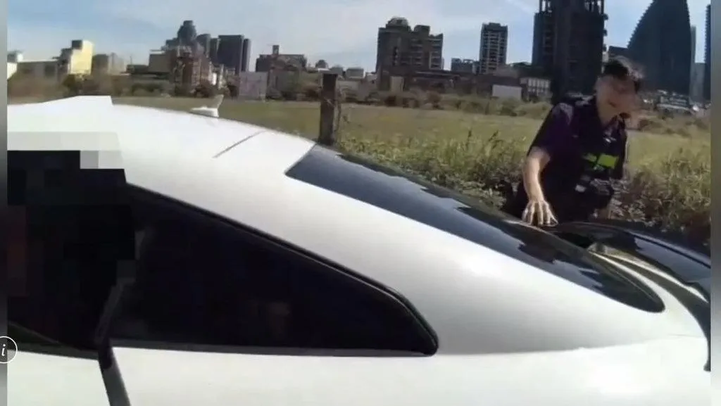 台中警方今天獲報,西屯區有自小客停路中,駕駛疑似神情恍惚;警方將駕駛帶回調查,經毒品唾液篩檢呈陽性反應,後續依法移送台中地檢署偵辦。(圖/翻攝畫面)