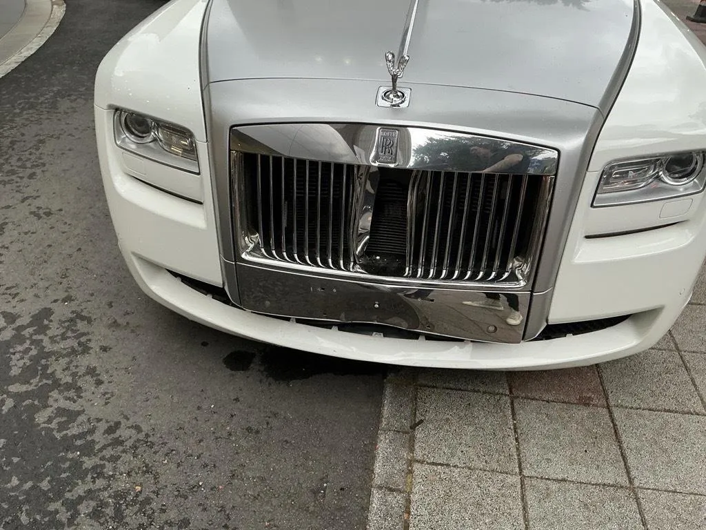 「鬼魅」的車頭嚴重毀損。(圖/警方提供)