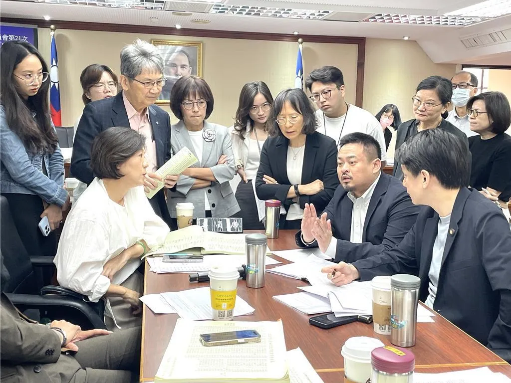 勞動部長洪申翰、立委王育敏、牛煦庭等人於緯環委員會審議勞工權益相關法案。（圖／中時提供）
