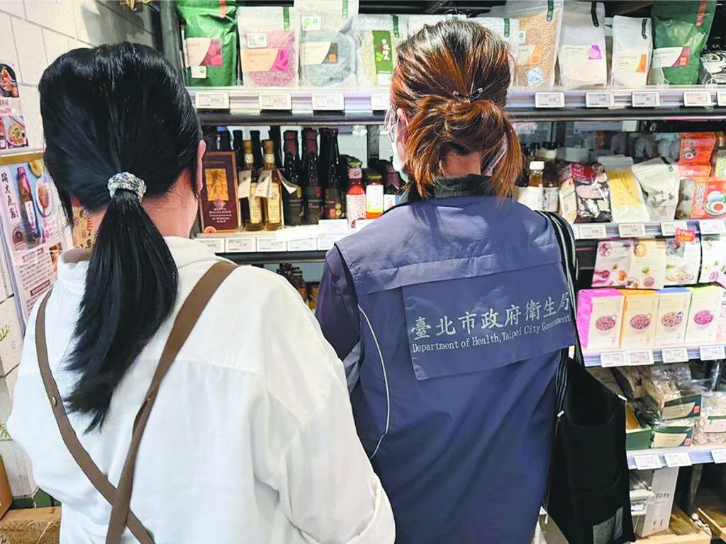 「在地金花小菓苦茶油」全面預防性下架。(圖/台北市衛生局提供)